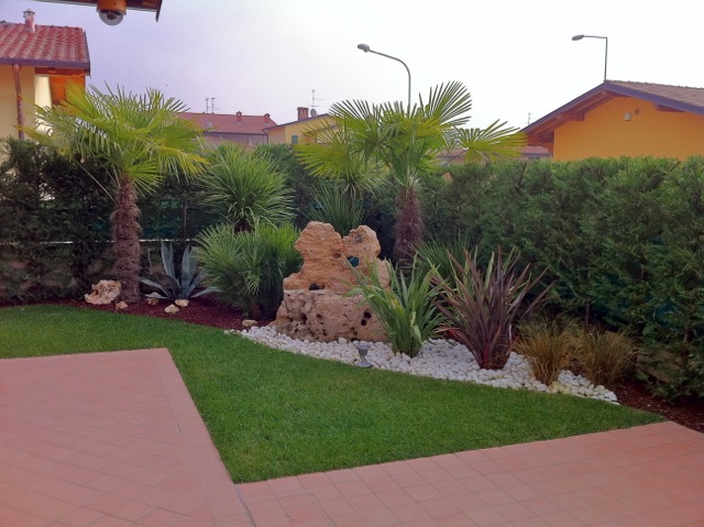esempio di giardino con elementi di decoro