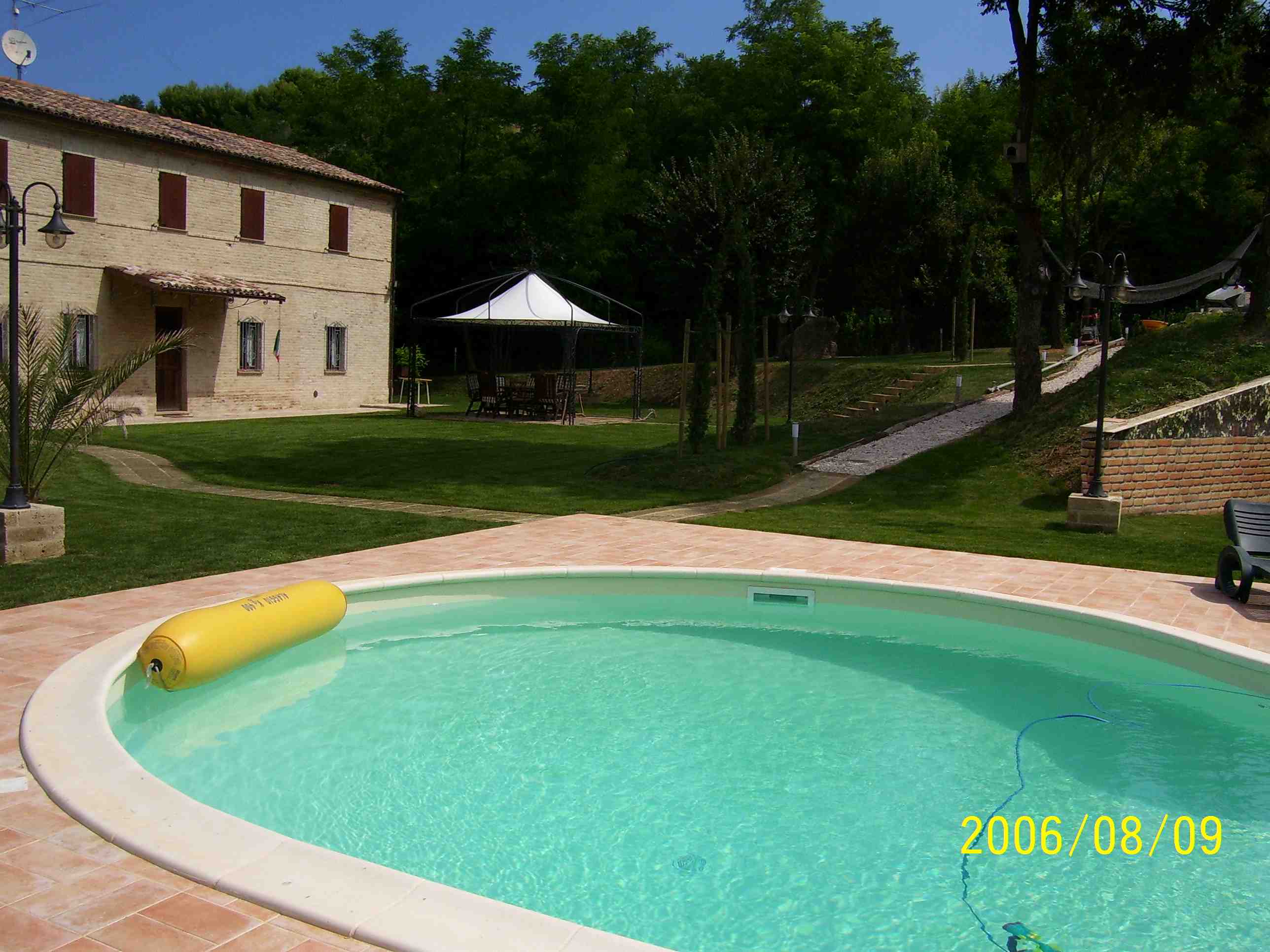Un altro chiaro esempio di piscina privata a Pesaro